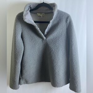 CALLIE MAC PULLOVER FLEECE IN LIGHT GREY SZ S W/ SIDE POCKETS & SNAP CLOSURE.
